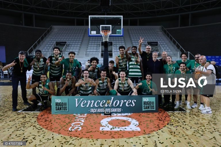 Os jogadores do Sporting festejam a conquista da Taça Hugo dos Santos, na final do jogo de basquetebol sénior masculino, no Pavilhão Multiusos de Gondomar, 03 de Maio de 2026. ESTELA SILVA/LUSA