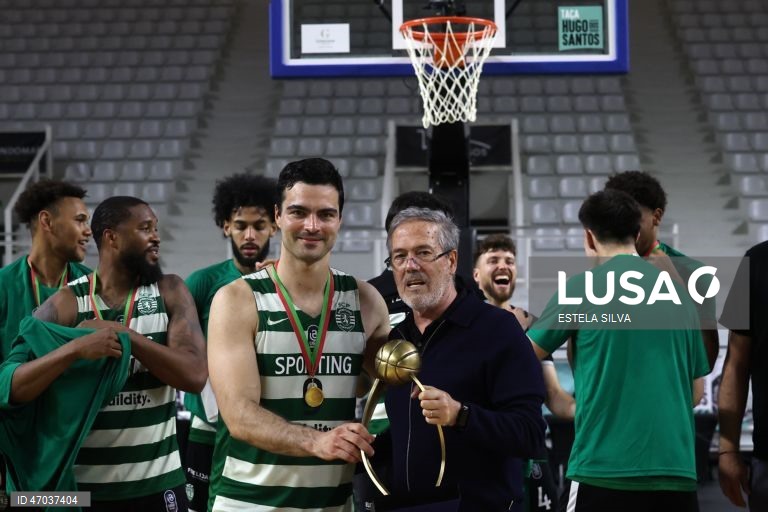 O treinador do Sporting, Luis Magalhães, e o jogador Diogo Ventura seguram a taça depois da conquista da Taça Hugo dos Santos, na final do jogo de basquetebol sénior masculino, no Pavilhão Multiusos de Gondomar, 03 de Maio de 2026. ESTELA SILVA/LUSA