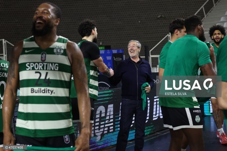 O treinador do Sporting, Luis Magalhães (C), festeja com os jogadores a conquista da Taça Hugo dos Santos, na final do jogo de basquetebol sénior masculino, no Pavilhão Multiusos de Gondomar, 03 de Maio de 2026. ESTELA SILVA/LUSA