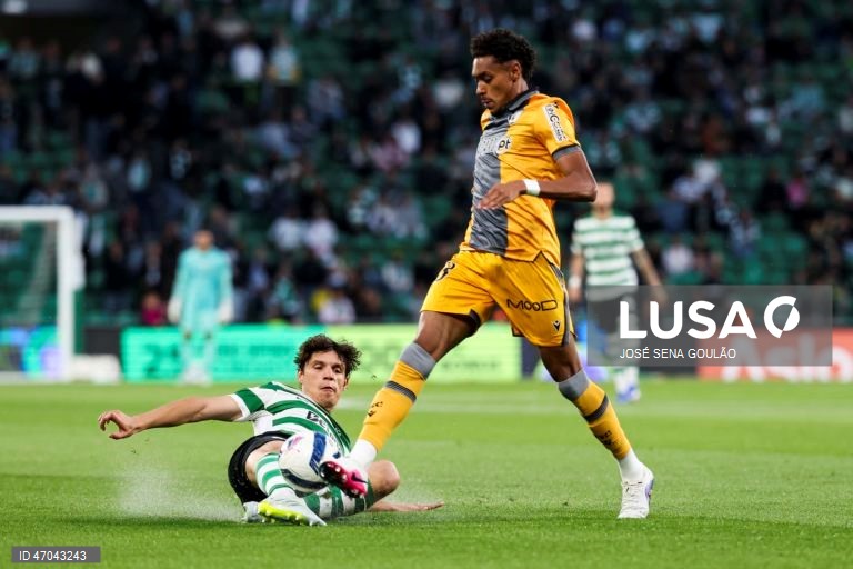 O Sporting igualou hoje o Benfica no segundo lugar da Liga portuguesa de futebol, ao golear na receção ao Vitória de Guimarães por 5-1, no jogo de encerramento da 32.ª jornada da prova.