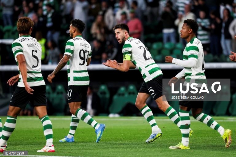 O Sporting igualou hoje o Benfica no segundo lugar da Liga portuguesa de futebol, ao golear na receção ao Vitória de Guimarães por 5-1, no jogo de encerramento da 32.ª jornada da prova.