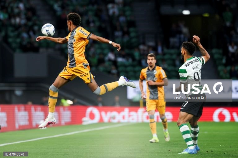 O Sporting igualou hoje o Benfica no segundo lugar da Liga portuguesa de futebol, ao golear na receção ao Vitória de Guimarães por 5-1, no jogo de encerramento da 32.ª jornada da prova.