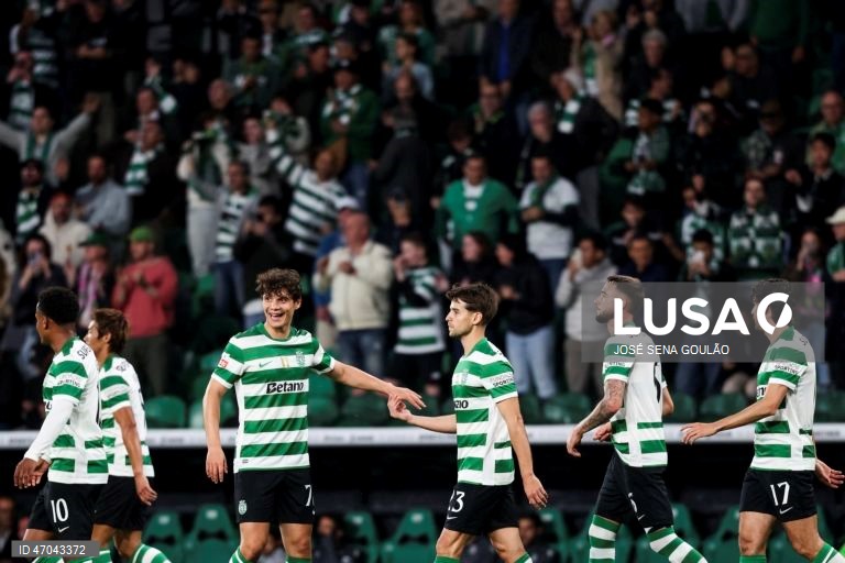 O Sporting igualou hoje o Benfica no segundo lugar da Liga portuguesa de futebol, ao golear na receção ao Vitória de Guimarães por 5-1, no jogo de encerramento da 32.ª jornada da prova.