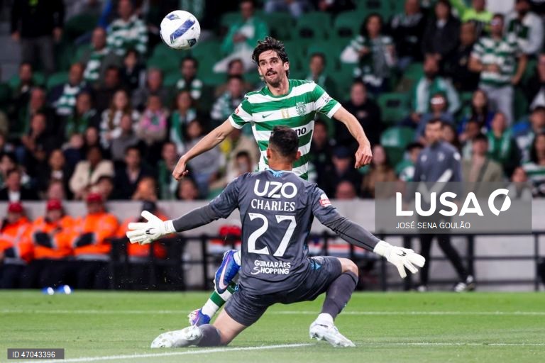 O Sporting igualou hoje o Benfica no segundo lugar da Liga portuguesa de futebol, ao golear na receção ao Vitória de Guimarães por 5-1, no jogo de encerramento da 32.ª jornada da prova.
