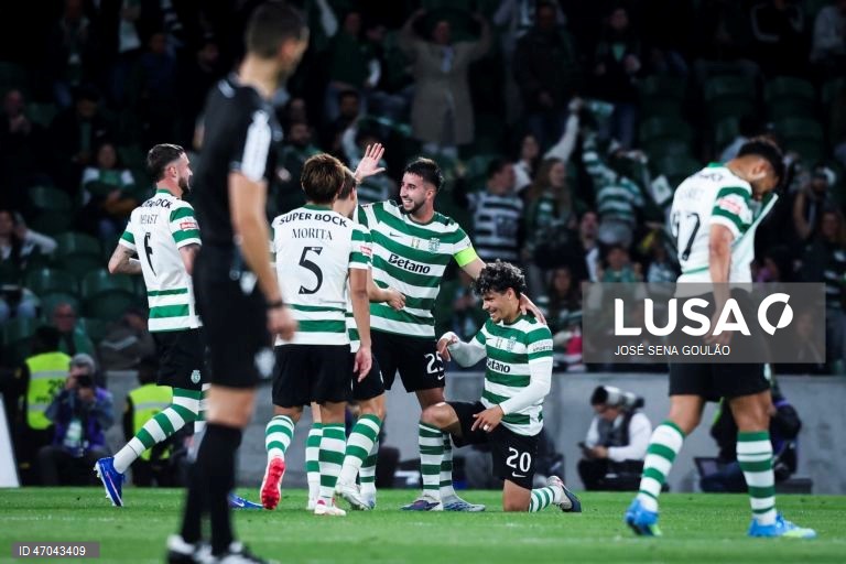 O Sporting igualou hoje o Benfica no segundo lugar da Liga portuguesa de futebol, ao golear na receção ao Vitória de Guimarães por 5-1, no jogo de encerramento da 32.ª jornada da prova.