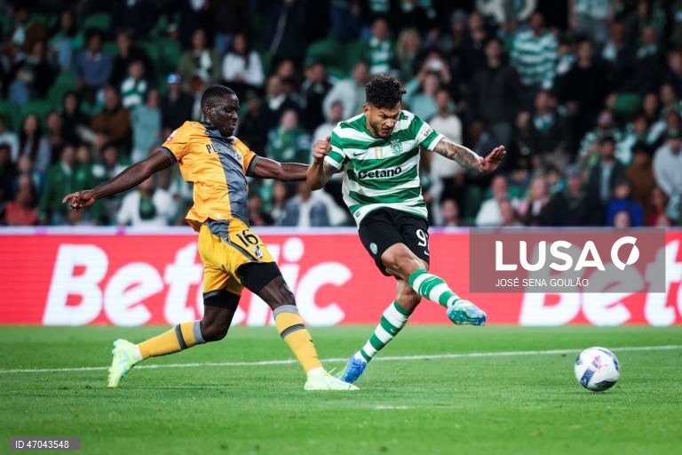 O Sporting igualou hoje o Benfica no segundo lugar da Liga portuguesa de futebol, ao golear na receção ao Vitória de Guimarães por 5-1, no jogo de encerramento da 32.ª jornada da prova.