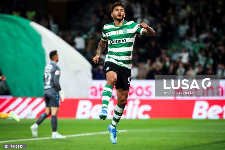 O Sporting igualou hoje o Benfica no segundo lugar da Liga portuguesa de futebol, ao golear na receção ao Vitória de Guimarães por 5-1, no jogo de encerramento da 32.ª jornada da prova.