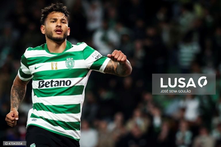 O Sporting igualou hoje o Benfica no segundo lugar da Liga portuguesa de futebol, ao golear na receção ao Vitória de Guimarães por 5-1, no jogo de encerramento da 32.ª jornada da prova.