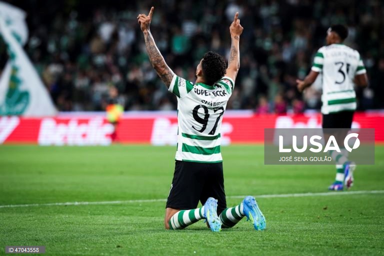 O Sporting igualou hoje o Benfica no segundo lugar da Liga portuguesa de futebol, ao golear na receção ao Vitória de Guimarães por 5-1, no jogo de encerramento da 32.ª jornada da prova.