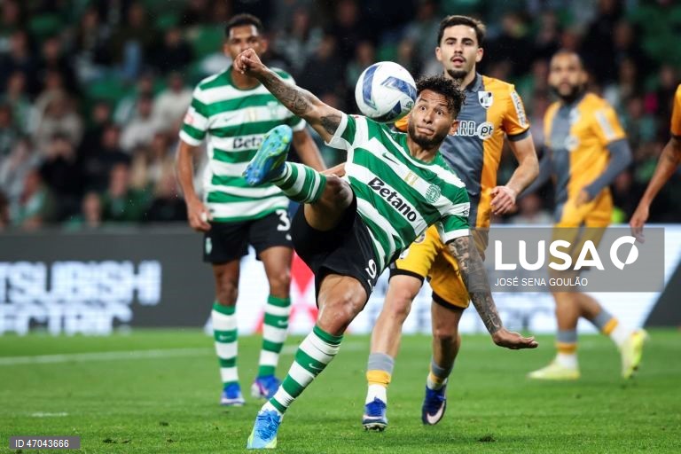 O Sporting igualou hoje o Benfica no segundo lugar da Liga portuguesa de futebol, ao golear na receção ao Vitória de Guimarães por 5-1, no jogo de encerramento da 32.ª jornada da prova.