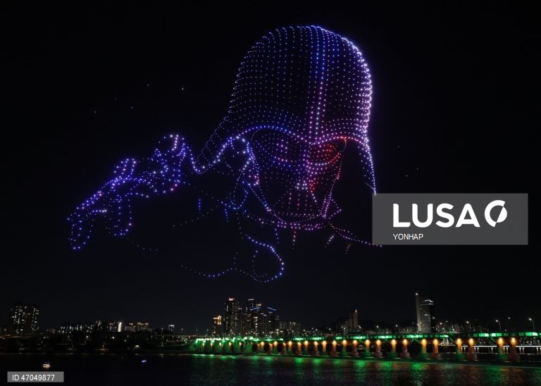 Espetáculo de drones com temática de «Star Wars» ilumina o céu de Seul