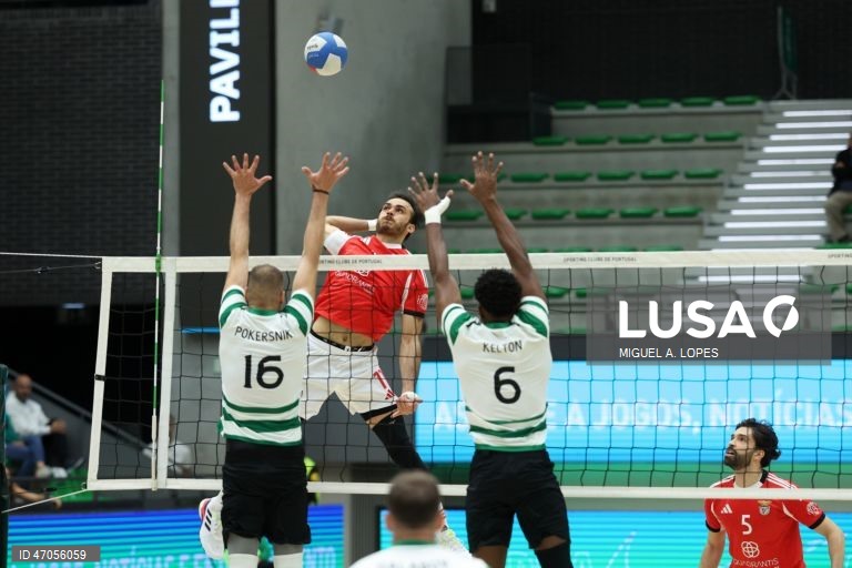 Os jogadores do Sporting Jan Pokeršnik (E) e Kelton Tavares (D), em ação contra o jogador do Benfica Ivo Casas, durante o jogo da Liga de voleibol, 3.ª fase, play-off, final, disputado no Pavilhão João Rocha, em Lisboa, 06 de maio de 2026. MIGUEL A. LOPES/LUSA