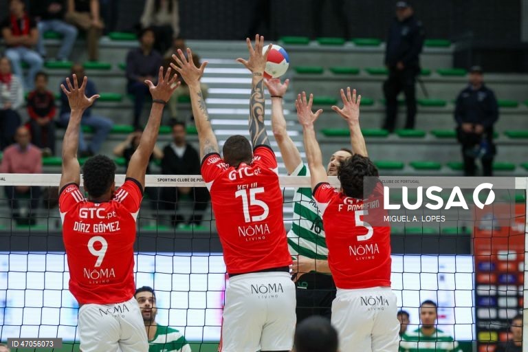 O jogador do Sporting Jan Pokeršnik (2-D), em ação contra os jogadores do Benfica Dias Gómez (E), Kelvi Souza e Francisco Pombeiro (D), durante o jogo da Liga de voleibol, 3.ª fase, play-off, final, disputado no Pavilhão João Rocha, em Lisboa, 06 de maio de 2026. MIGUEL A. LOPES/LUSA