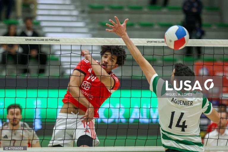 O jogador do Sporting Jonas Aguenier (D), em ação contra o jogador do Benfica Nivaldo Gómez, durante o jogo da Liga de voleibol, 3.ª fase, play-off, final, disputado no Pavilhão João Rocha, em Lisboa, 06 de maio de 2026. MIGUEL A. LOPES/LUSA