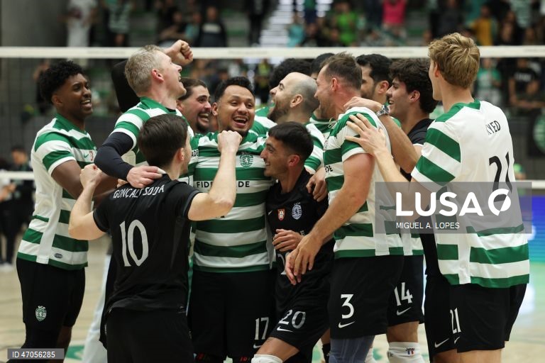 Os jogadores do Sporting festejam a conquista do campeonato nacional de voleibol no final do jogo da Liga de voleibol, 3.ª fase, play-off, final, contra o Benfica, disputado no Pavilhão João Rocha, em Lisboa, 06 de maio de 2026.  O Sporting sagrou-se hoje campeão nacional de voleibol pela oitava vez, a segunda consecutiva, ao vencer na receção ao Benfica, por 3-0 (25-18, 25-17 e 25-19), após ter iniciado a final com dois triunfos. MIGUEL A. LOPES/LUSA