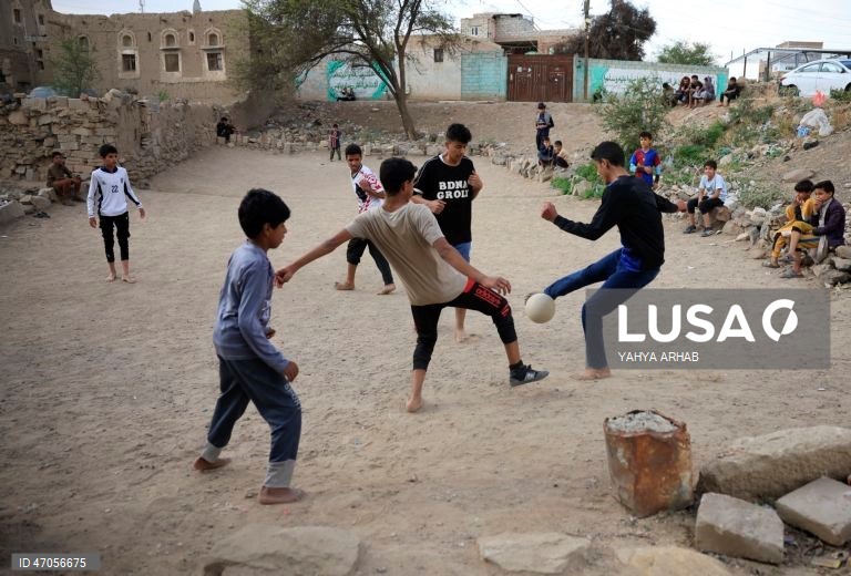Iémen: Jovens jogam futebol em Sana