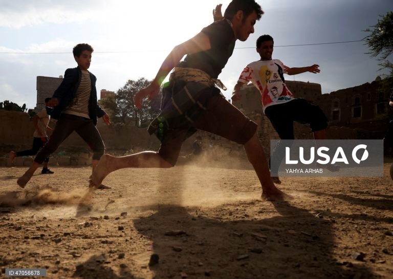 Iémen: Jovens jogam futebol em Sana