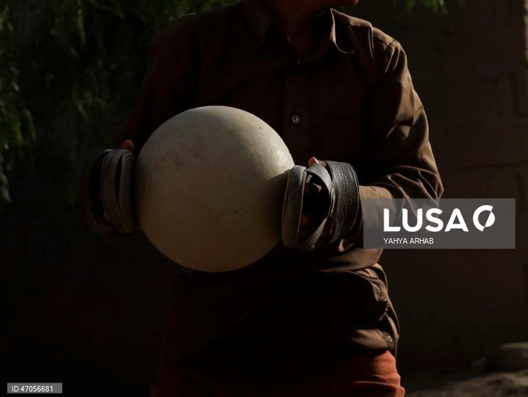 Iémen: Jovens jogam futebol em Sana