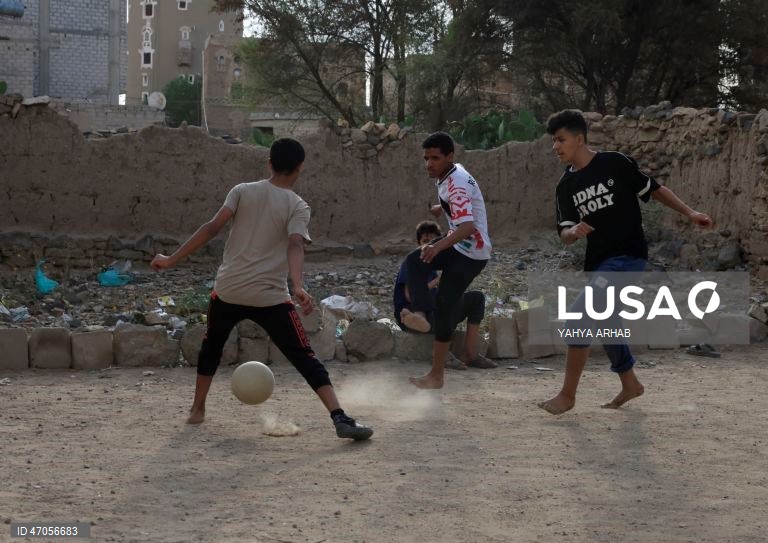 Iémen: Jovens jogam futebol em Sana