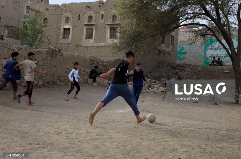 Iémen: Jovens jogam futebol em Sana