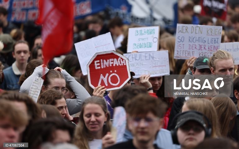 Alemanha: Alunos protestam contra as leis relativas ao serviço militar