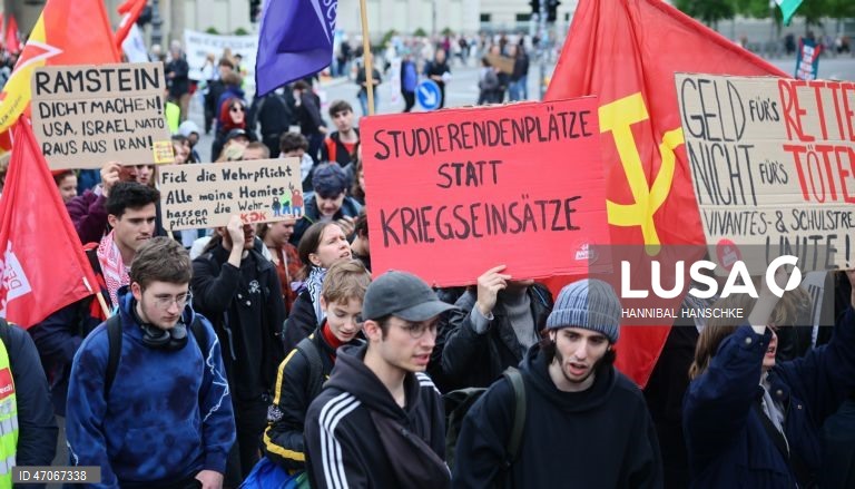 Alemanha: Alunos protestam contra as leis relativas ao serviço militar
