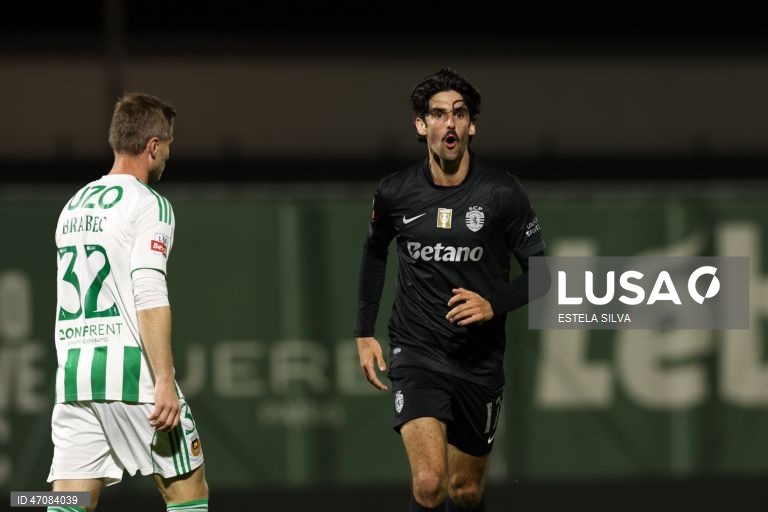 O Sporting venceu hoje na visita ao Rio Ave, por 4-1, na 33.ª e penúltima jornada da I Liga de futebol, e beneficiou do empate do Benfica para se isolar no segundo lugar, de acesso à Liga dos Campeões.