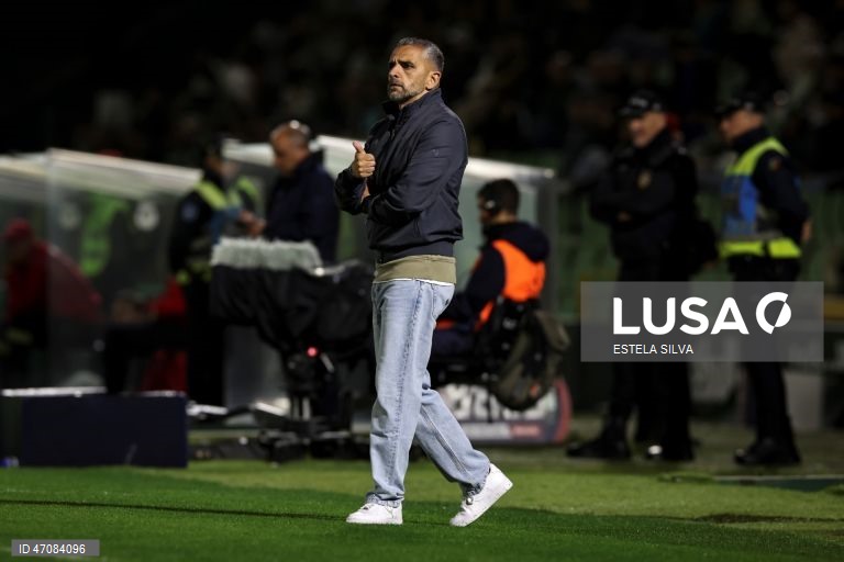 O Sporting venceu hoje na visita ao Rio Ave, por 4-1, na 33.ª e penúltima jornada da I Liga de futebol, e beneficiou do empate do Benfica para se isolar no segundo lugar, de acesso à Liga dos Campeões.