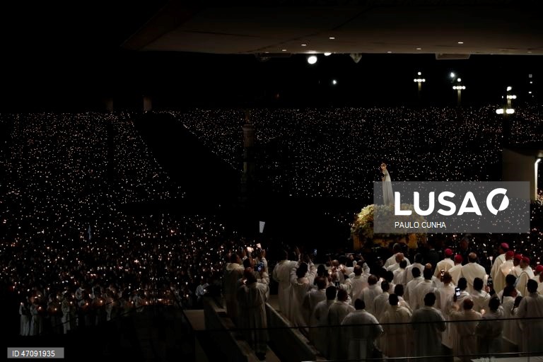 Procissão das Velas nas cerimónias religiosas da peregrinação Aniversária Internacional de 12 e 13 de Maio no Santuário de Fátima.