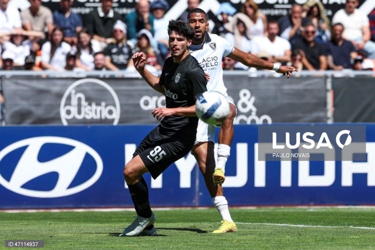 O jogador do Académico de Viseu, André Clóvis (D), disputa a bola com o jogador do Sporting B, Mota (E), durante o jogo da última jornada da II Liga de Futebol, realizado no Estádio do Fontelo, em Viseu, 16 de maio de 2026. PAULO NOVAIS/LUSA.