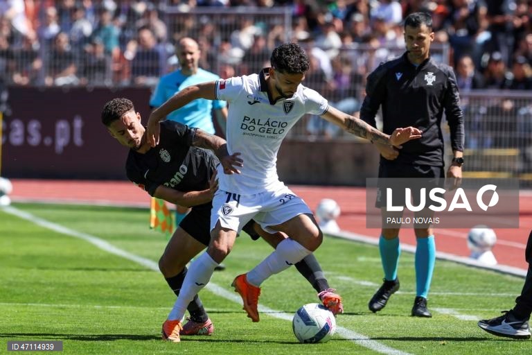 O jogador do Académico de Viseu, Messeguem (D), disputa a bola com o jogador do Sporting B, Besugo (E) , durante o jogo da última jornada da II Liga de Futebol, realizado no Estádio do Fontelo, em Viseu, 16 de maio de 2026. PAULO NOVAIS/LUSA.