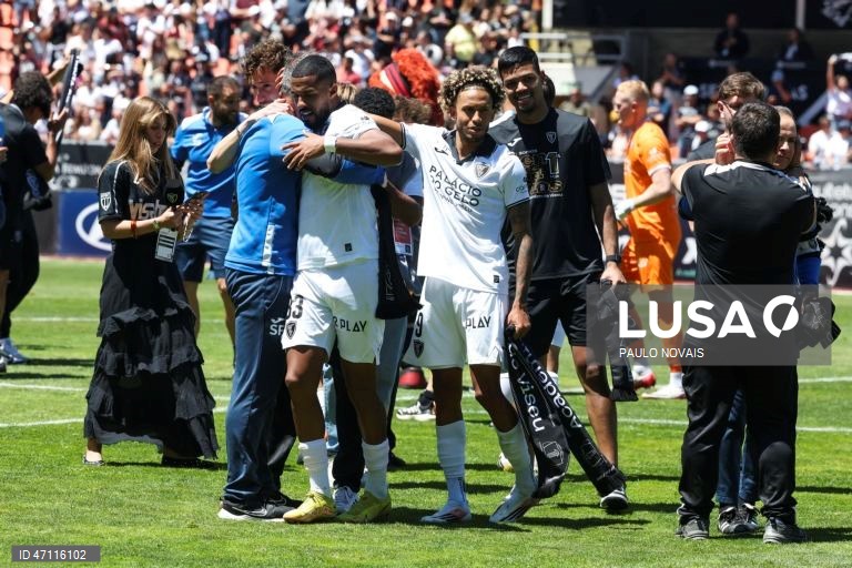 Jogadores do Académico de Viseu, celebram a subida à I liga no final do jogo da última jornada da II Liga de Futebol em que empataram, 0-0 com o Sporting B, realizado no Estádio do Fontelo, em Viseu, 16 de maio de 2026. PAULO NOVAIS/LUSA.