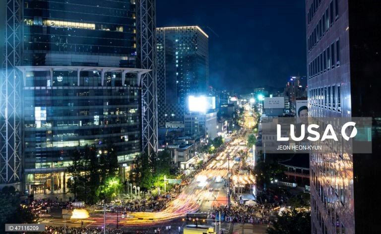 Desfile das Lanternas de Lótus antes das celebrações do aniversário de Buda em Seul