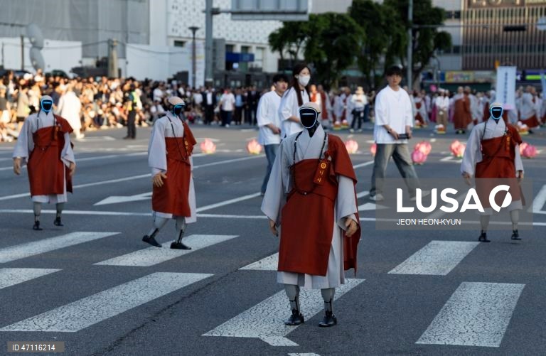 Desfile das Lanternas de Lótus antes das celebrações do aniversário de Buda em Seul