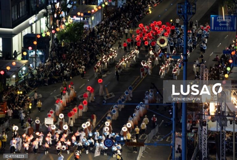 Desfile das Lanternas de Lótus antes das celebrações do aniversário de Buda em Seul