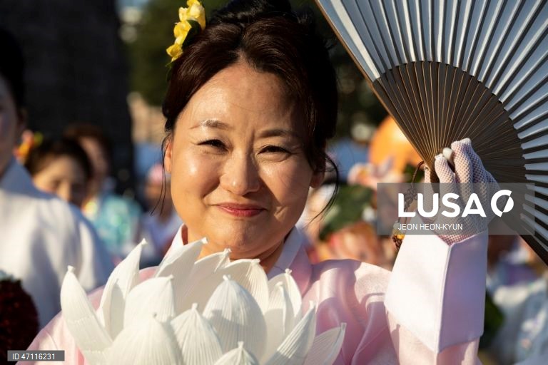 Desfile das Lanternas de Lótus antes das celebrações do aniversário de Buda em Seul