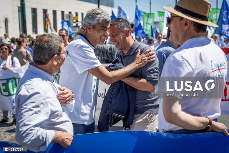 O secretário-geral da Fenprof, Francisco Gonçalves e o secretário-geral da CGTP-IN, Tiago Oliveira (D), cumprimentam-se durante a manifestação nacional de professores e educadores convocada pela Federação Nacional dos Professores, pela revisão do Estatuto da Carreira Docente, em Lisboa, 16 de maio de 2026. A manifestação decorre entre o Cais do Sodré e os Restauradores. JOSÉ SENA GOULÃO/LUSA