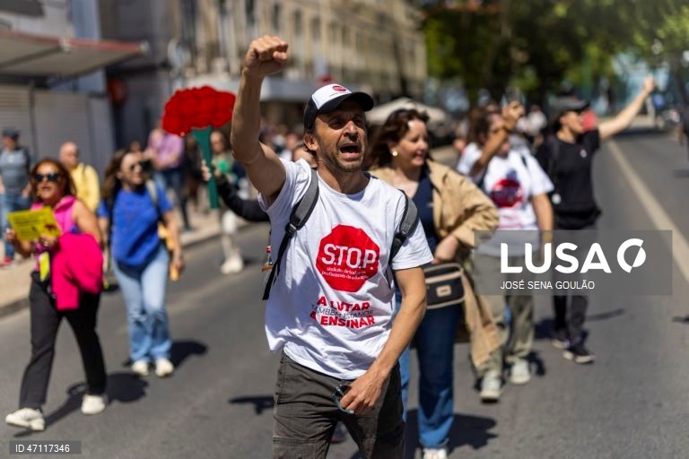 O coordenador nacional do Sindicato de Todos os Profissionais da Educação (S.T.O.P.), André Pestana da Silva, participa na manifestação nacional de professores e educadores convocada pela Federação Nacional dos Professores (Fenprof), pela revisão do Estatuto da Carreira Docente, em Lisboa, 16 de maio de 2026. A manifestação decorre entre o Cais do Sodré e os Restauradores. JOSÉ SENA GOULÃO/LUSA