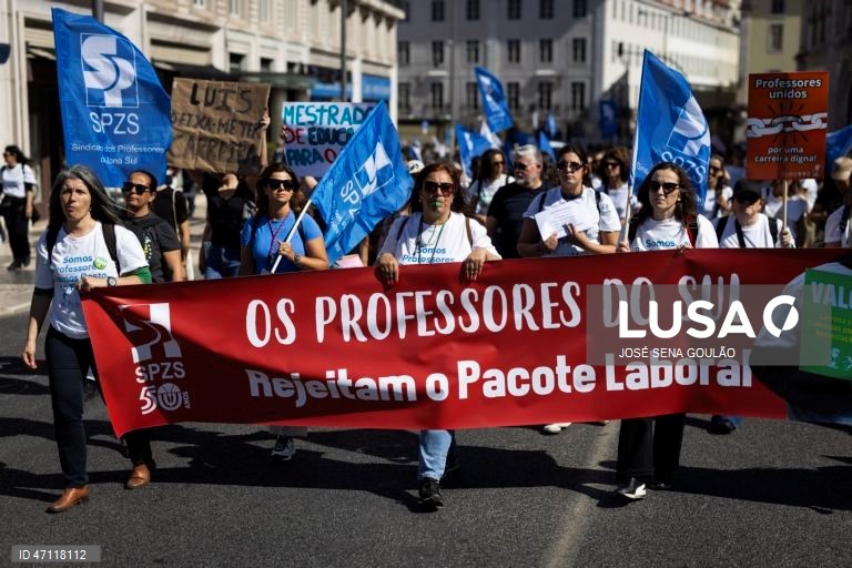 Manifestação nacional de professores e educadores convocada pela Federação Nacional dos Professores (Fenprof), pela revisão do Estatuto da Carreira Docente, em Lisboa, 16 de maio de 2026. A manifestação decorre entre o Cais do Sodré e os Restauradores. JOSÉ SENA GOULÃO/LUSA