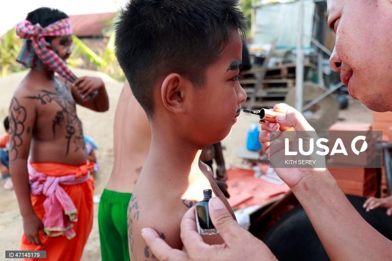 Habitantes de uma aldeia cambojana honram as tradições locais relacionadas com os espíritos na cerimónia de Pring Ka-Ek