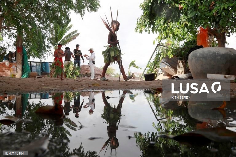 Habitantes de uma aldeia cambojana honram as tradições locais relacionadas com os espíritos na cerimónia de Pring Ka-Ek