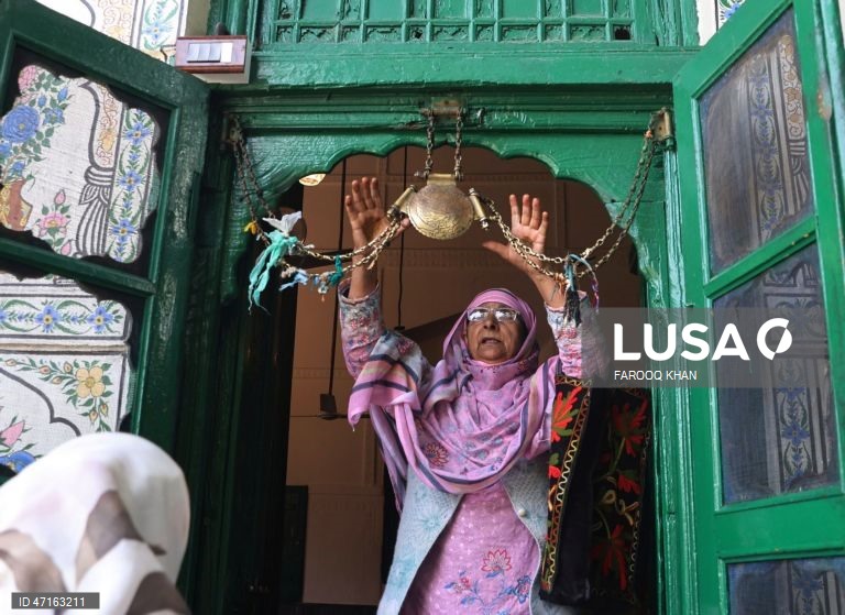 Índia: Muçulmanos comemoram o aniversário do santo sufi Mir Syed Ali Hamadani em Srinagar