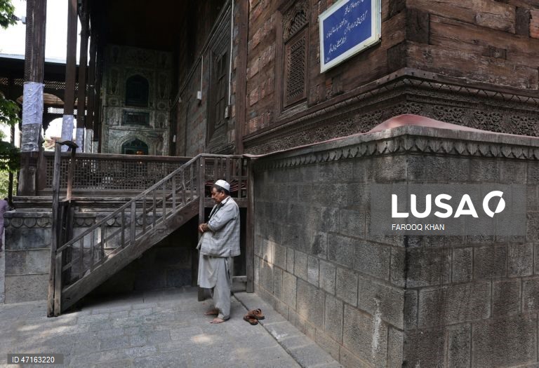 Índia: Muçulmanos comemoram o aniversário do santo sufi Mir Syed Ali Hamadani em Srinagar