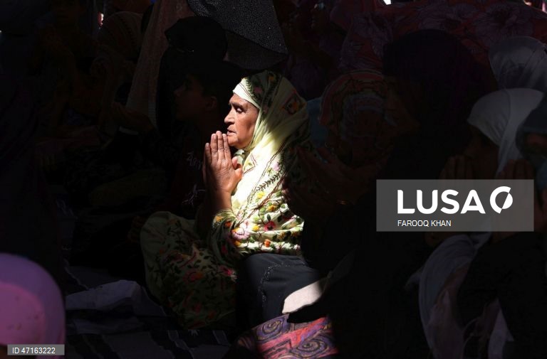 Índia: Muçulmanos comemoram o aniversário do santo sufi Mir Syed Ali Hamadani em Srinagar