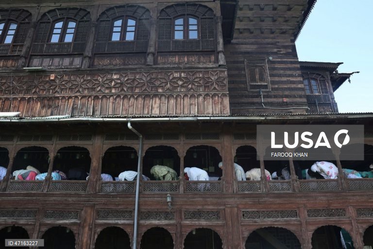 Índia: Muçulmanos comemoram o aniversário do santo sufi Mir Syed Ali Hamadani em Srinagar