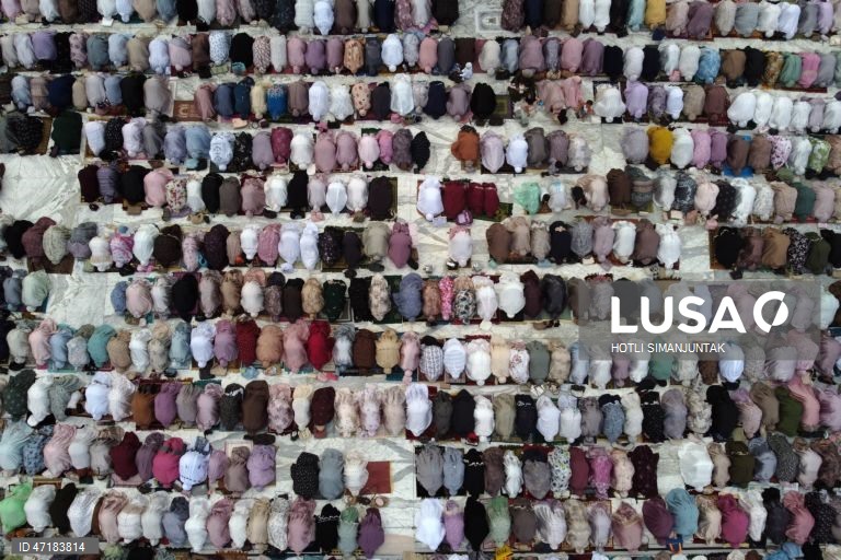 Muçulmanos celebram o Eid al-Adha ou Festa do Sacrifício