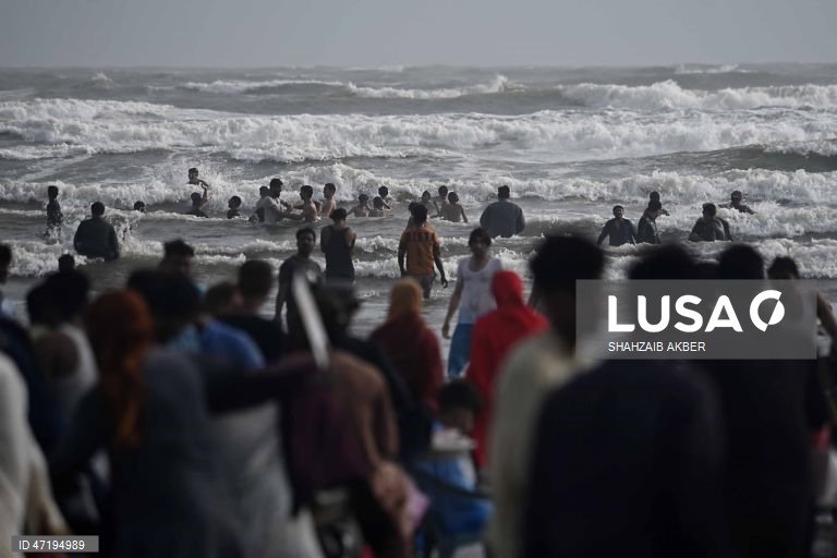Paquistaneses celebram o Eid al-Adha em Carachi