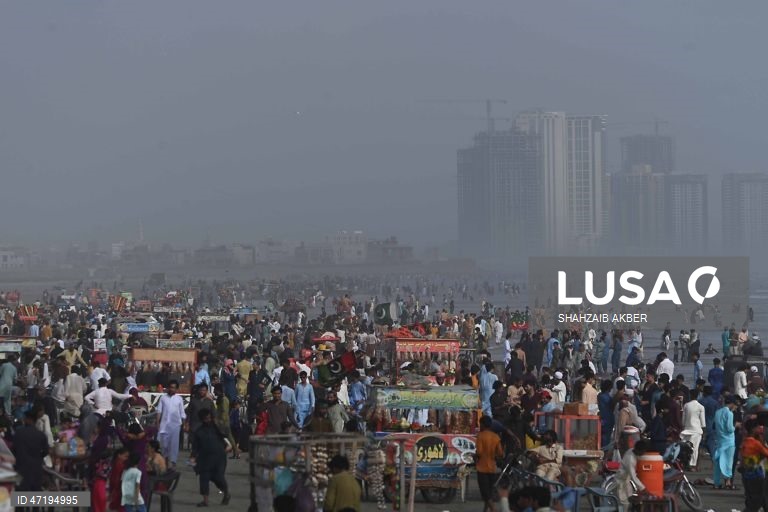 Paquistaneses celebram o Eid al-Adha em Carachi