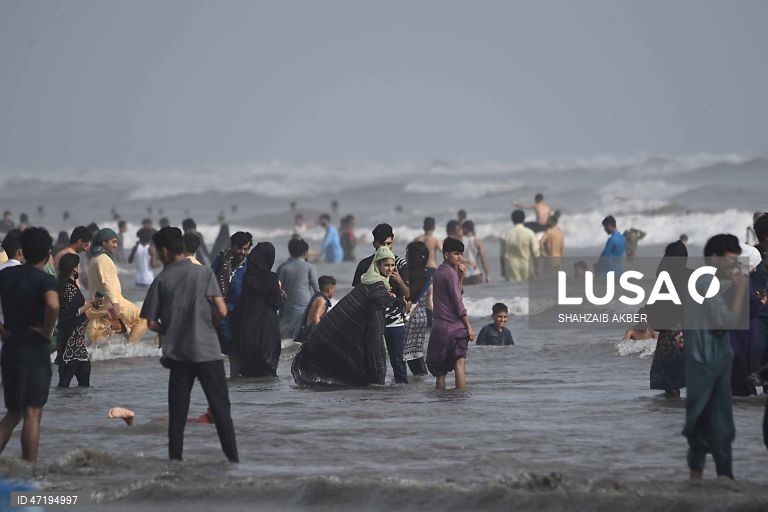 Paquistaneses celebram o Eid al-Adha em Carachi