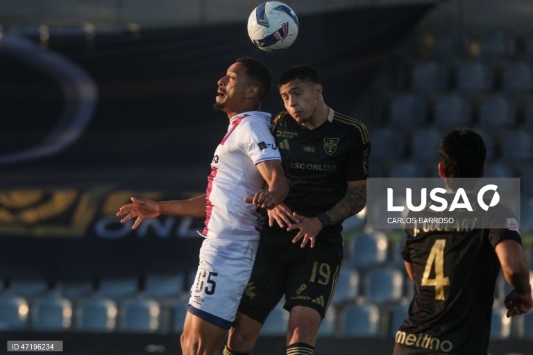 O jogador do Casa Pia, Jérémy Livolant (D), disputa a bola com o jogador do Torreense, Guilherme Liberato, durante o jogo do Play-off de acesso à I Liga de futebol, disputado no Estádio Municipal de Rio Maior, 28 de maio de 2026. CARLOS BARROSO/LUSA